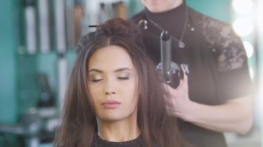 Saç modeli ana çekici kadın modeli için akşam saç modeli oluşturma