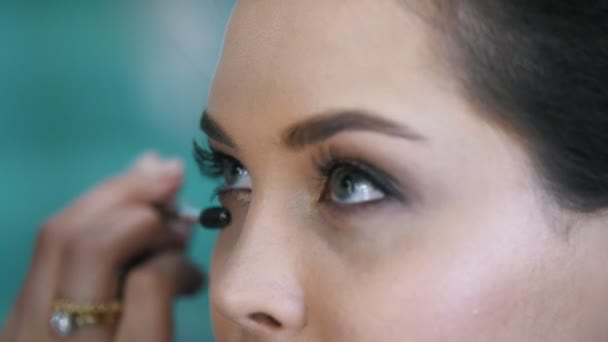 Proces make-up kosmetika pro mladé černé vlasy žena - takže vizáž pro oči — Stock video