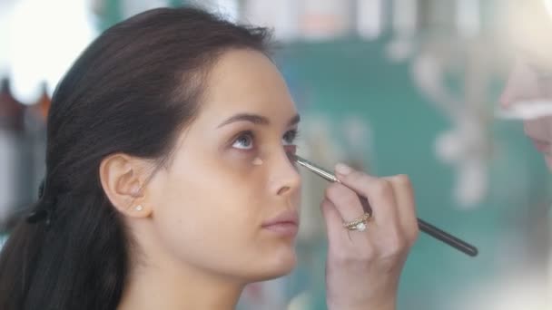 Visagist en kapper werken met client in de schoonheidssalon — Stockvideo