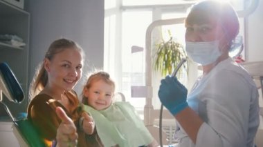 Stomatology - anne ile küçük çocuk kadar büyük parmak gösterir