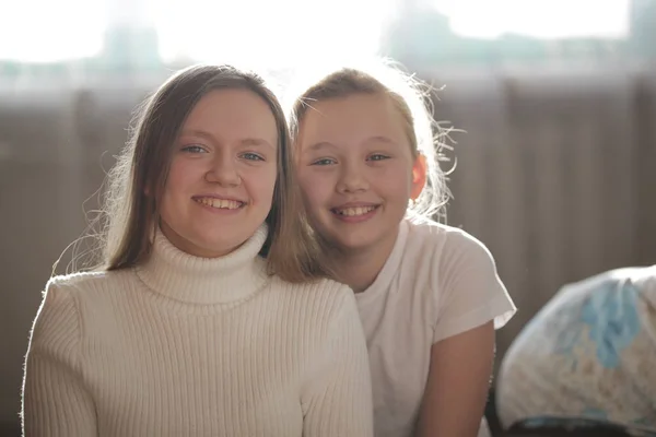 2 つの美しいブロンドの姉妹に笑みを浮かべて白い服 — ストック写真