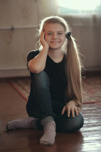 Mignon blonde fille adolescent posant assis sur l 'étage — Photo