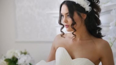 Profesyonel makyaj ile giysi Moda düğün çekici esmer gelin