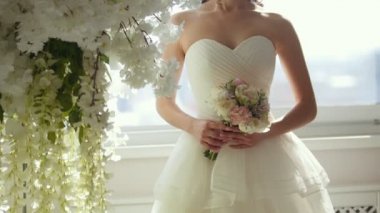 Çekici model gelinlik gelin buketi ile