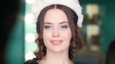 Genç esmer bir güzellik poz ve kameraya bakarak salonda