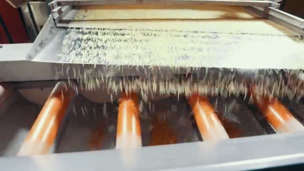 Produto de macarrão rolando em uma correia transportadora em uma fábrica de massas — Vídeo de Stock