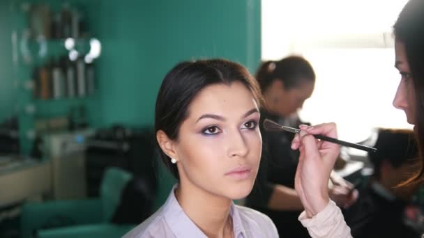 Maquillaje artista haciendo profesional maquillaje labios — Vídeos de Stock