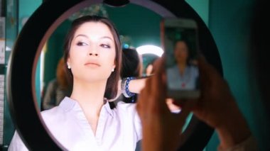 Düğün saç modeli ve profesyonel makyaj ile çekici esmer modeli