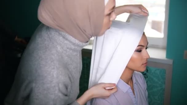 Deux femmes musulmanes pour attacher le turban islamique, se préparant pour un mariage — Video