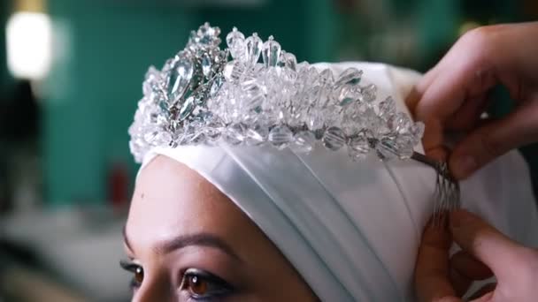 Pięknej narzeczonej muzułmańskich nosi turban z tiara — Wideo stockowe