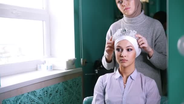 Deux femmes musulmanes pour attacher le turban islamique, se préparant pour un mariage — Video