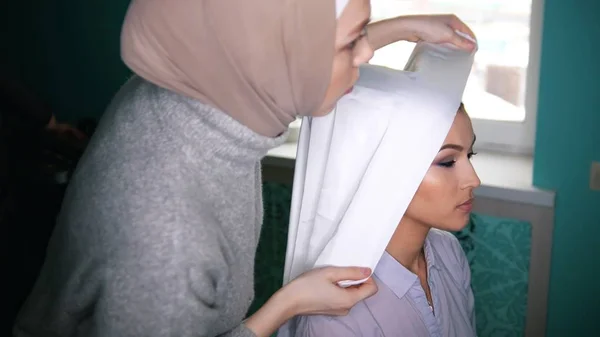 Moslimvrouw koppelverkoop islamitische tulband voor aantrekkelijke bruid — Stockfoto