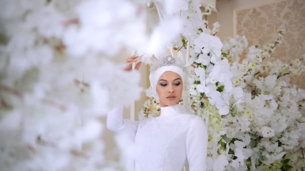 Hermosa novia musulmana en vestido de novia blanco y tocado de novia — Vídeos de Stock