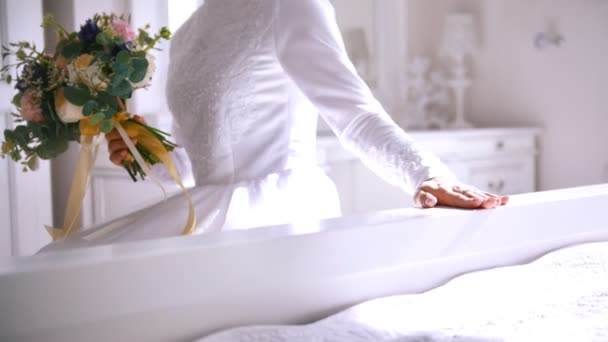 Mariée musulmane en robe de mariée blanche et coiffure d'oiseau avec bouquet de fleurs — Video