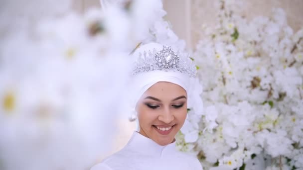 Улыбающаяся мусульманская невеста с свадебным макияжем в цветах — стоковое видео