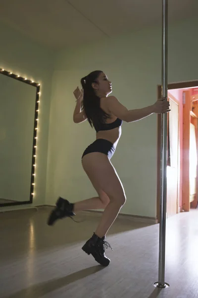 Gadis berambut hitam seksi Pelatihan penari tiang di studio — Stok Foto