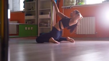 Kutup bir fitness sınıfta ısınma ve germe genç kadın