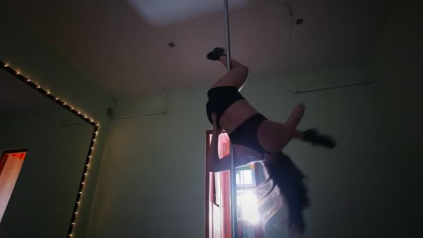 Long-haired woman in a tight-fitting clothes dancing on a pole — Stock Video