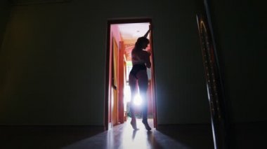 Güzel kadın direk dansör dar giysiler ile şekil üzerinde kutup dans