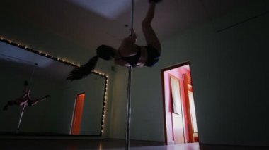 Egzersiz ve baş aşağı bir stüdyoda poz Pole dansçı kız