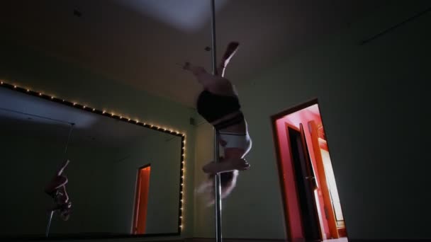 Сексуальная танцовщица крутится на шесте в студии — стоковое видео