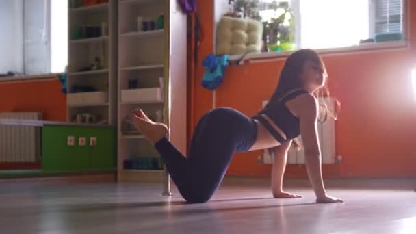 Красивая девушка танцует с шестом в фитнес-классе — стоковое видео