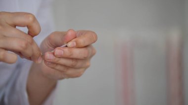 Tıbbi hazırlanıyor doktor iğne kızlar için geri. Tibet Tıp