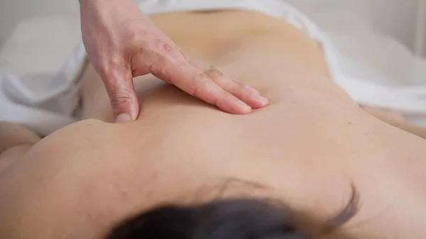 Salón de masajes - chica joven obtiene terapia de curación relajante para la espalda —  Fotos de Stock