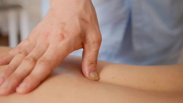 Modelo joven mujer modelo recibiendo masaje en el spa - concepto de salud — Foto de Stock