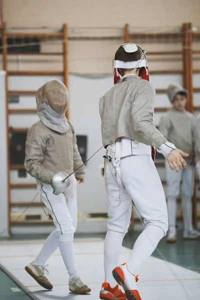 Два підлітка фехтувальники з мечами на змаганнях з фехтування — стокове фото