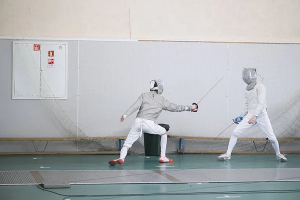 Dwóch zawodników nastolatek praktykowania ich walka na miecze — Zdjęcie stockowe