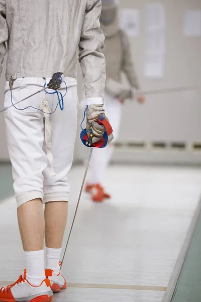 Vedere din spate a fencer adolescent în haine albe pe turneul de garduri — Fotografie, imagine de stoc