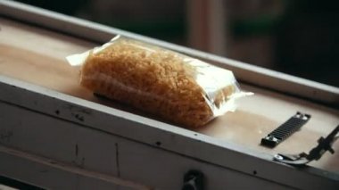 Gıda fabrikası - konveyör Plastik paket makarna ile
