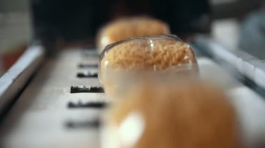 Gıda Sanayi - Plastik paket makarna ile konveyör