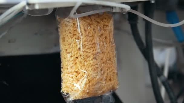 Пищевая промышленность - упаковка макарон в пластиковые пакеты — стоковое видео