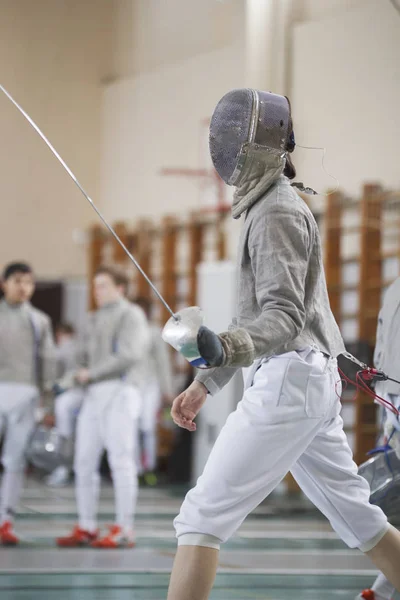 Fencer tânăr la concursul de garduri cu sabie și mască — Fotografie, imagine de stoc