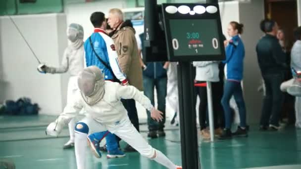 KAZAN, RUSSIA - 26 MARCH, 2018: Young fencers fighting on the fencing tournament — Stock Video