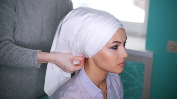 Muslimské ženy vázání islámské turban pro atraktivní nevěsta — Stock video