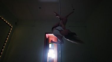 Kadın direk dansör kutup bir stüdyoda ile egzersiz