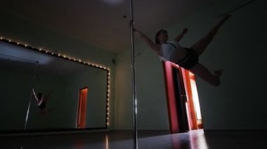 Bir kutup dans spor giyim çekici seksi kadın