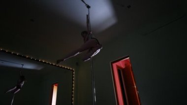 Kadın direk dansör seksi şeklinde bir stüdyoda kutup dans