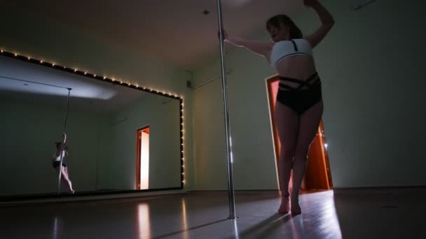 Hermosa bailarina de polo mujer bailando en un poste en un estudio — Vídeos de Stock