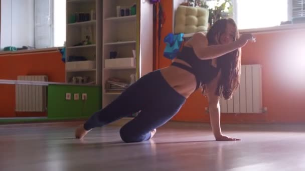 Kvinna med långt hår Dans med stolpe i en fitness klass — Stockvideo