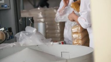 İşçiler pişmemiş makarna makarna fabrikasında paketleme