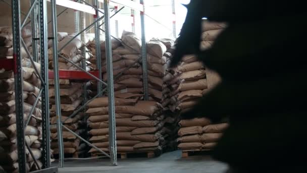 Het magazijn van tassen bij de pasta fabriek — Stockvideo