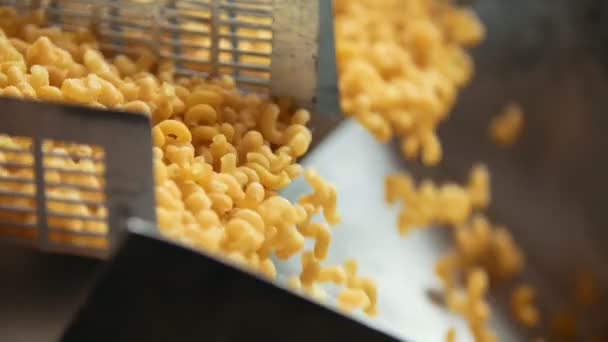 Lanzamiento de macarrones de una cinta transportadora en la fábrica de pasta — Vídeos de Stock