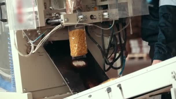 Η διαδικασία της συσκευασίας μακαρόνια στο εργοστάσιο ζυμαρικών — Αρχείο Βίντεο