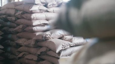 Elinde çanta makarna Fabrikası'nda büyük depo