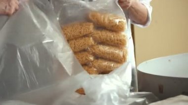 İşçi ambalaj makarna makarna fabrikasında Konveyör bant üzerinden