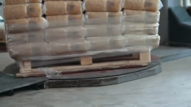 Inslagning av packade pasta på fabriken makaroner — Stockvideo